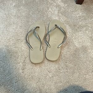 Women’s flip flops in tan